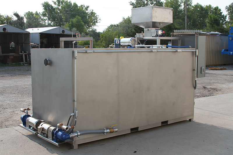 Imagen del lado trasero del sistema de preparación de polímero Modelo 800 Stainless Steel de Clearwater Industries para mostrar su sistema de bomba.
