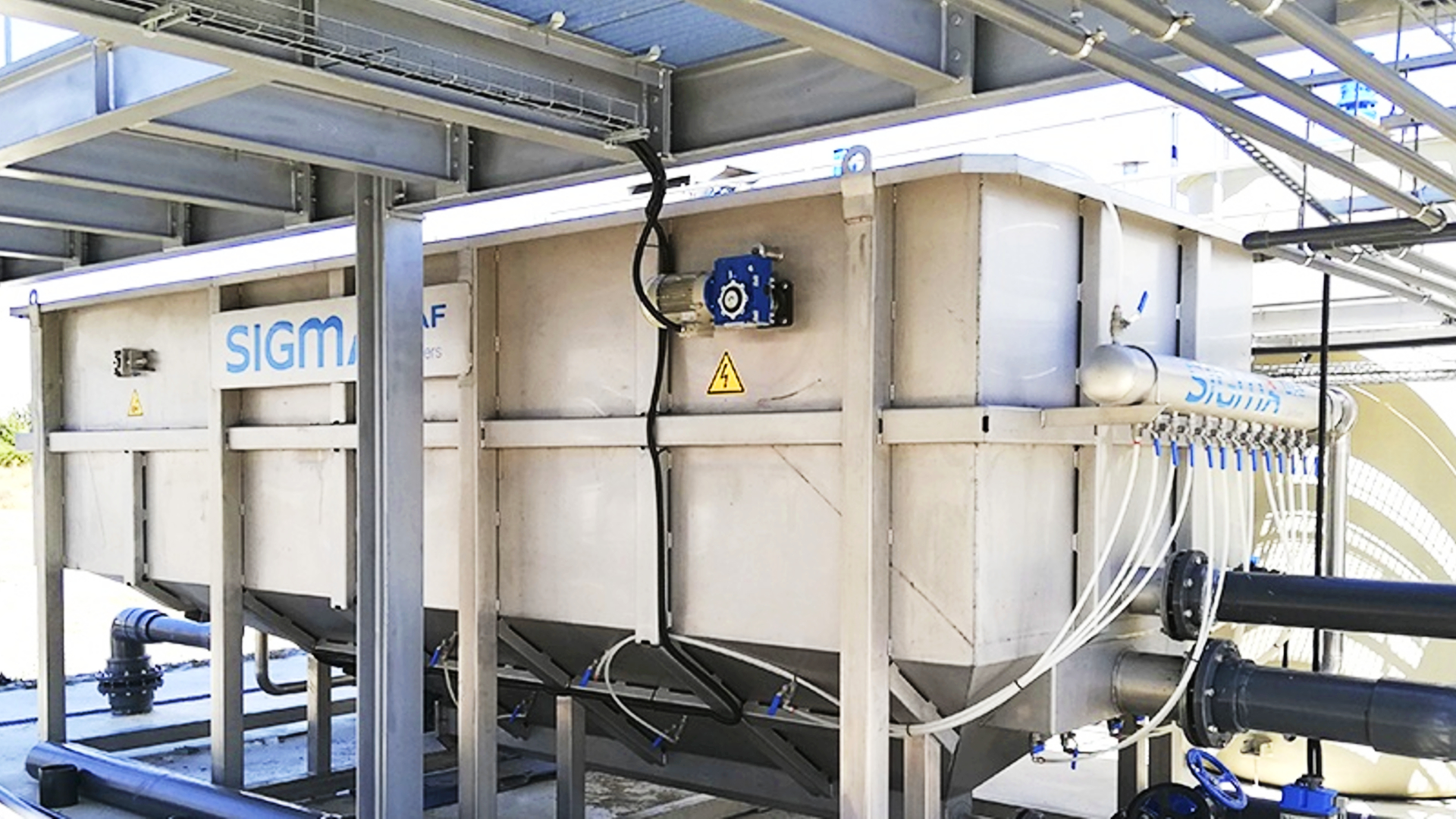 A picture of a dissolved air flotation clarification machine outside at a job site where is thickens slurry and provides clean water.