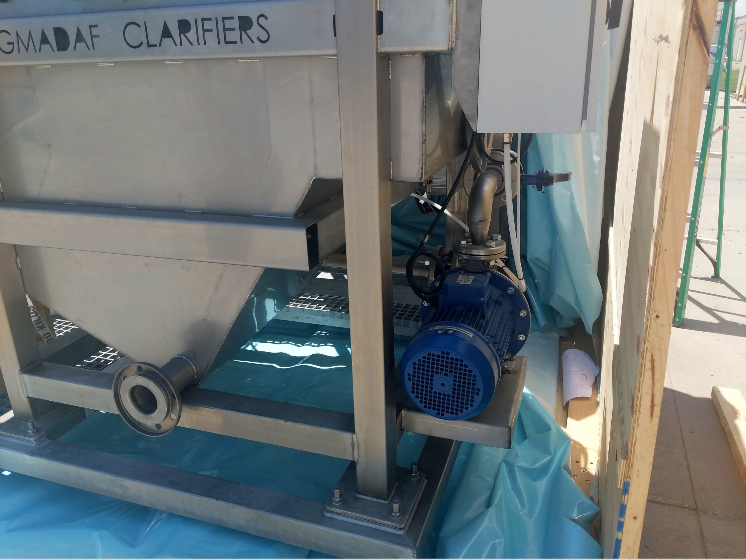 A a blue DAF recirculation pump fixed to the side of a stainless steel DAF tank.