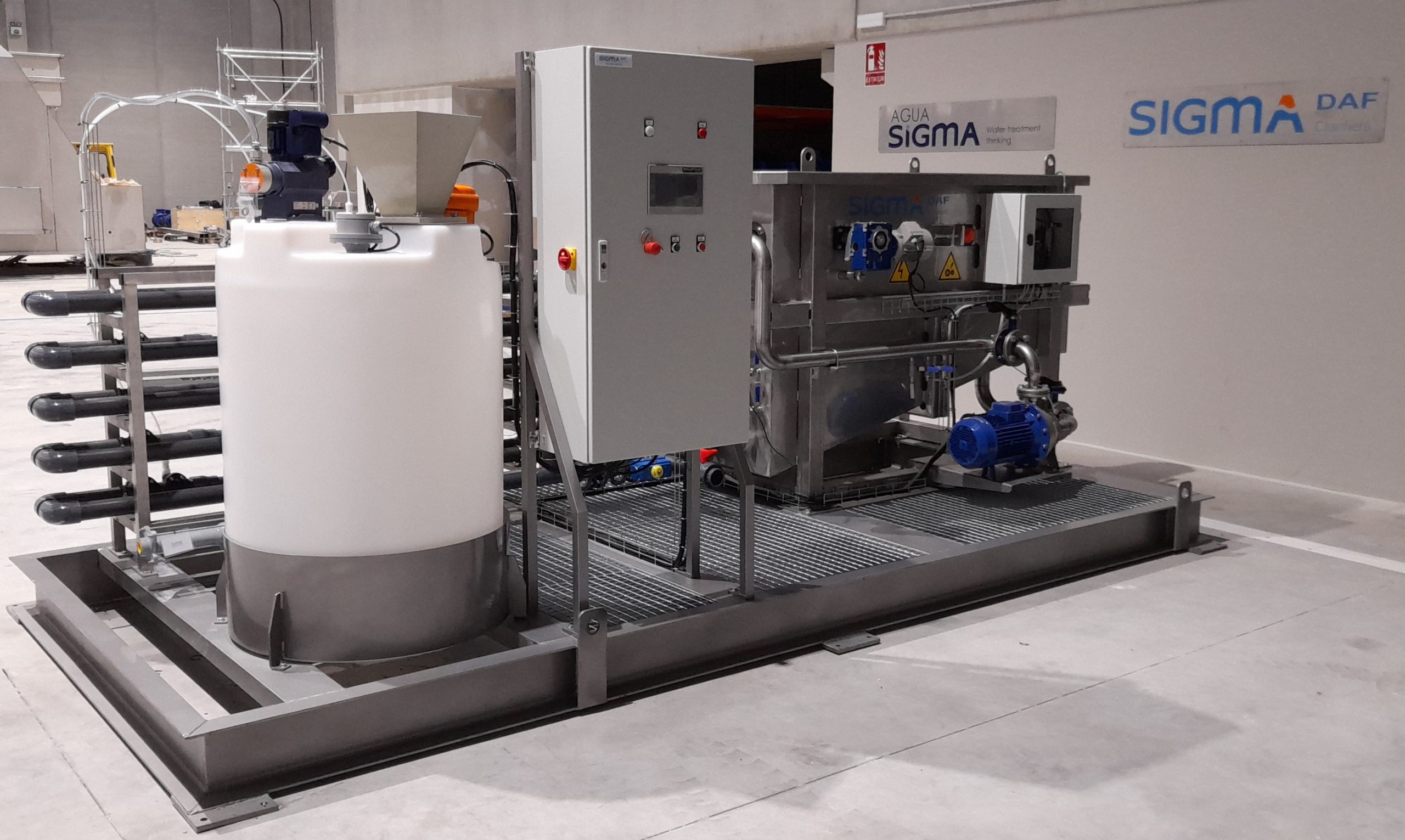 Compact DAF 2 A DAF clarifier tank on a skid with a control panel, flocculator tubes, a plastic tank and pumps.